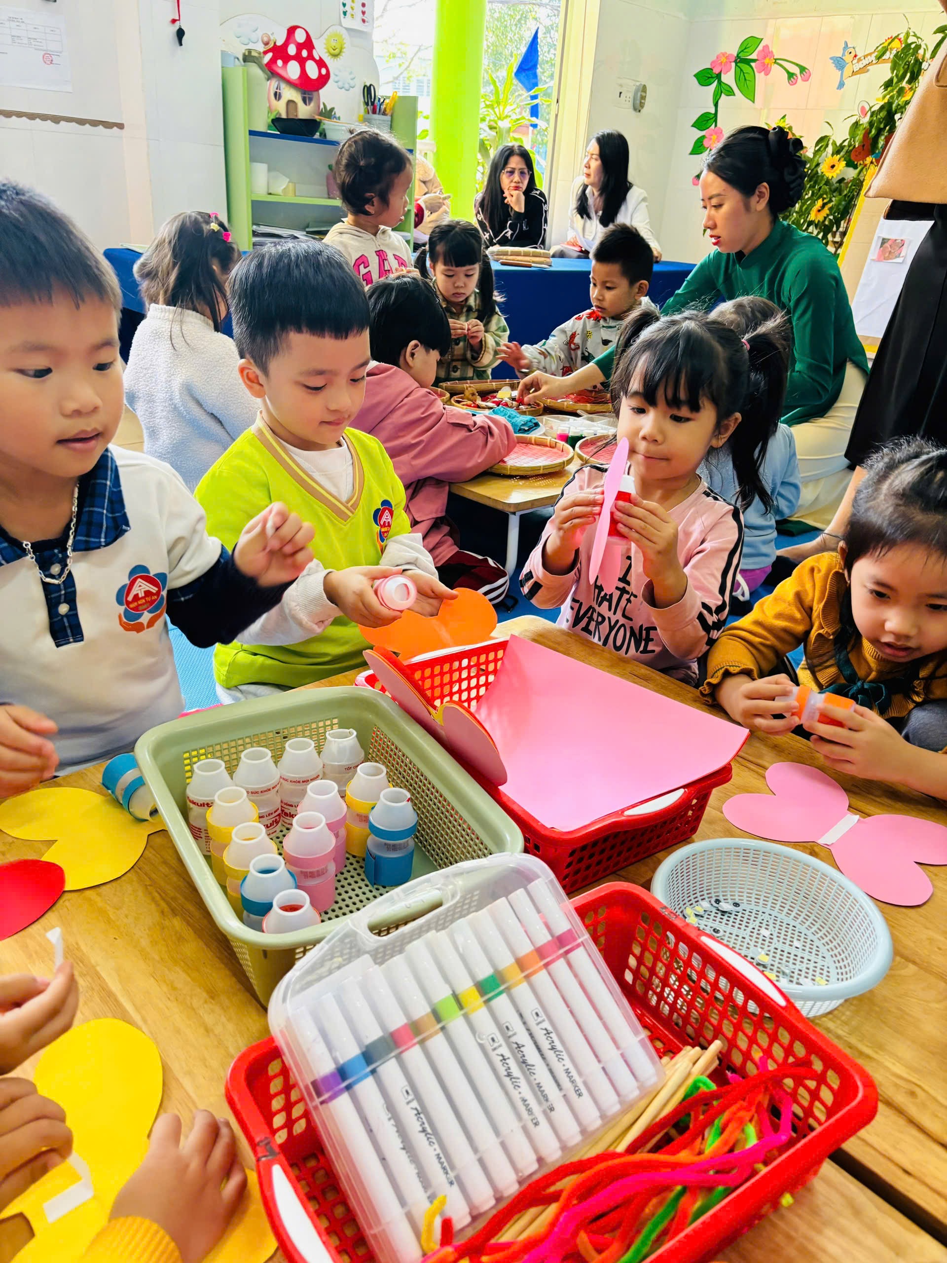 Các bé Chồi 1 cùng nhau tạo hình những chú bướm xinh xắn