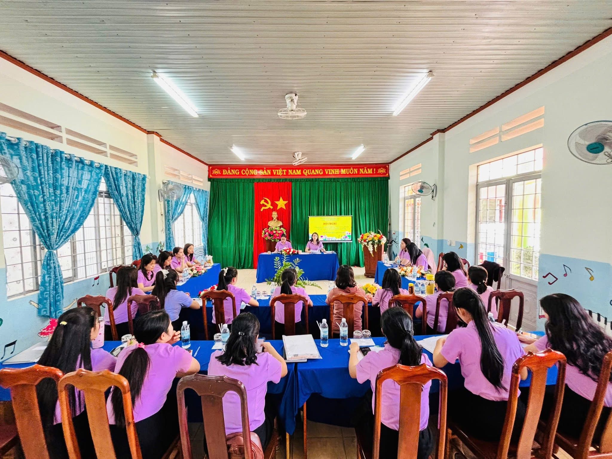 “Hội nghị kiểm điểm và đánh giá chất lượng năm 2025 của Chi bộ Trường Mầm non Tự An diễn ra nghiêm túc, trách nhiệm. Chi bộ cùng nhìn nhận ưu – khuyết điểm để tiếp tục hoàn thiện, phấn đấu và nâng cao chất lượng hoạt động trong năm tới.”