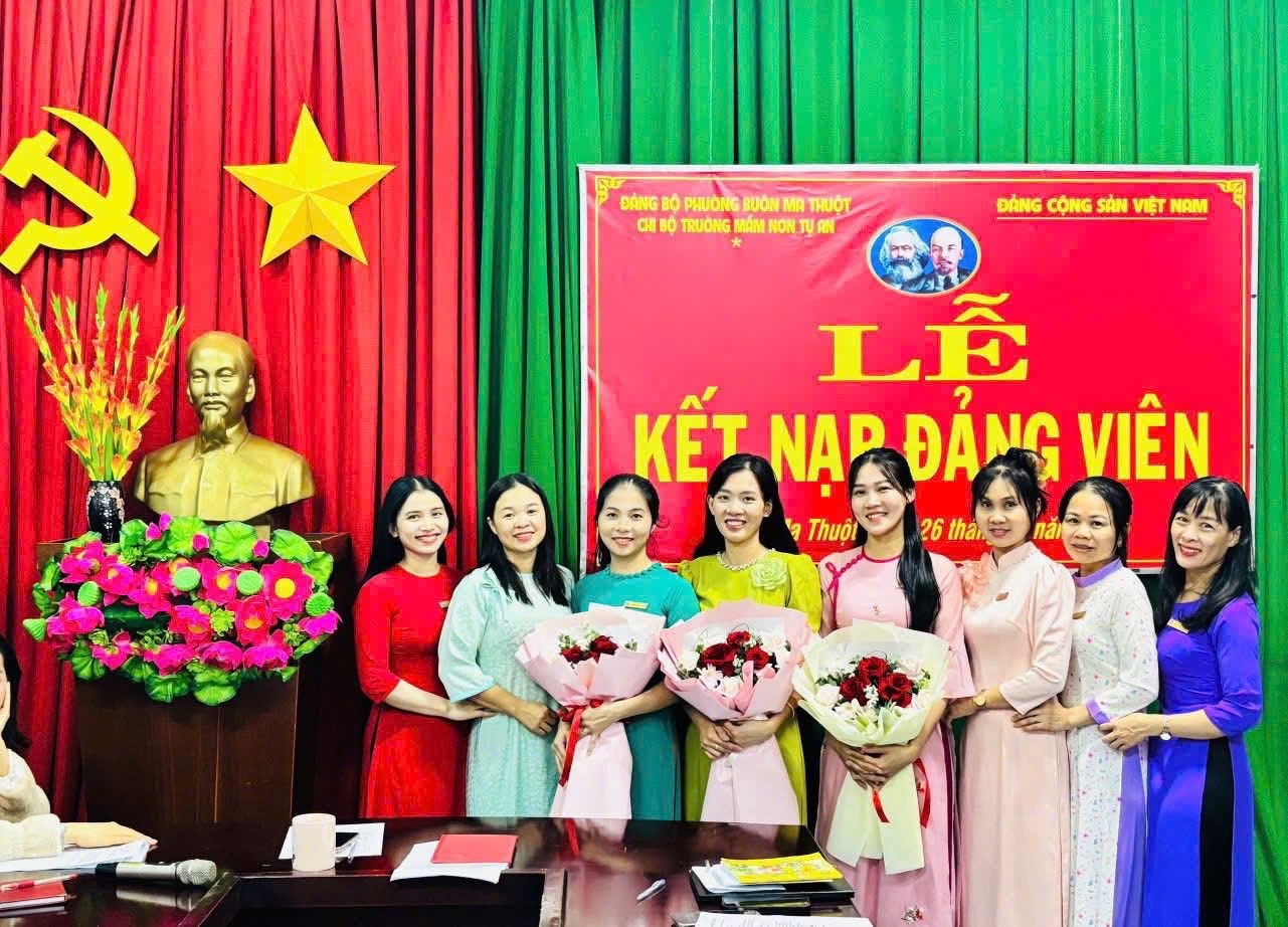 🎉 LỄ KẾT NẠP ĐẢNG VIÊN MỚI 🎉 Chi bộ Trường Mầm non Tự An hôm nay long trọng tổ chức Lễ kết nạp Đảng viên mới cho 3 đồng chí: ✨ Phạm Thị Thanh Dung ✨ Hoàng Thị Sim ✨ Ngô Thị Lan Hương Buổi lễ diễn ra trang nghiêm, đúng quy định, thể hiện sự quan tâm của Chi bộ trong công tác xây dựng, phát triển Đảng. Từ hôm nay, chi bộ có thêm những nhân tố mới, đầy nhiệt huyết, trách nhiệm và quyết tâm cống hiến cho tập thể. Xin chúc mừng các đồng chí đã vinh dự đứng vào hàng ngũ của Đảng Cộng sản Việt Nam. Kính chúc các đồng chí luôn giữ vững lập trường, rèn luyện phẩm chất đạo đức, phát huy năng lực trong mọi nhiệm vụ được giao. 🇻🇳✨