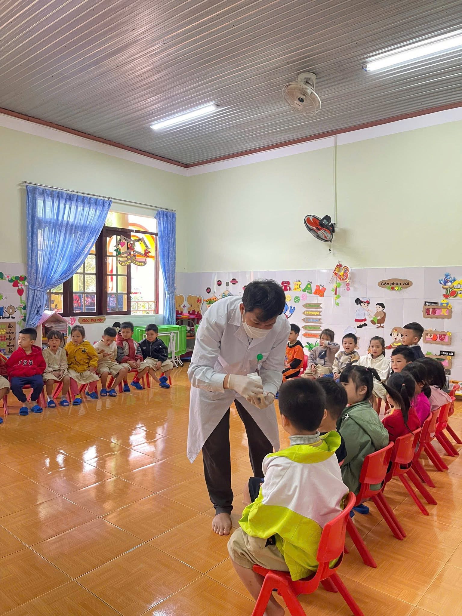 📌 Trạm Y tế phường Tự An phối hợp cùng Nhà trường tổ chức cho các cháu uống Vitamin A và xổ giun định kỳ dành cho trẻ 24–60 tháng tuổi. 💙 Hoạt động nhằm tăng cường sức khỏe, phòng ngừa thiếu vi chất và bảo vệ đường tiêu hóa cho các con. 🌼 Cảm ơn Trạm Y tế và quý phụ huynh đã phối hợp để buổi uống Vitamin A diễn ra an toàn, thuận lợi!