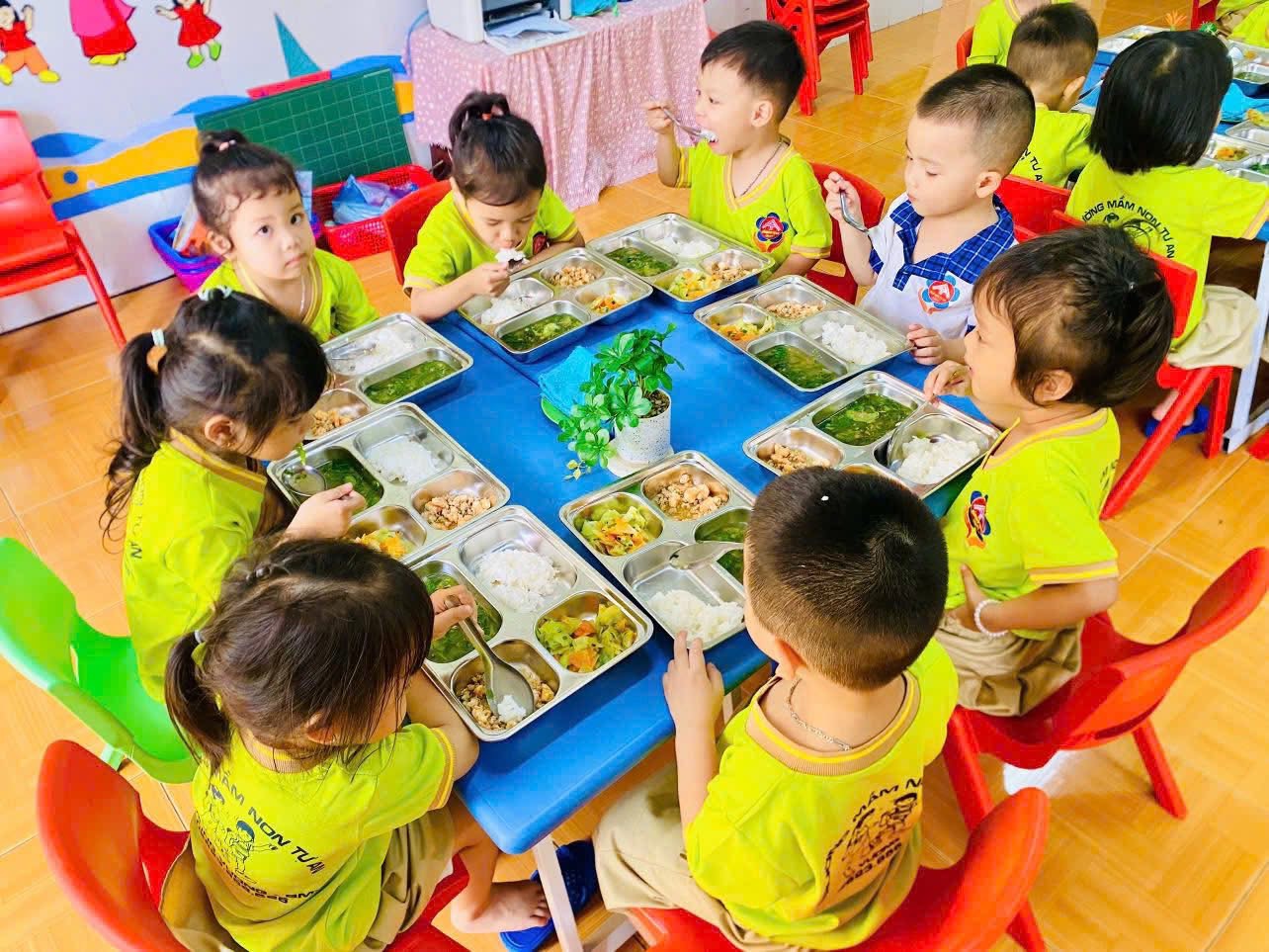 Bữa ăn đầy đủ chất dinh dưỡng của các bé trường MN Tự An